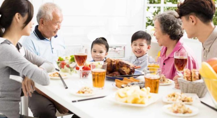 5 Arti Mimpi Makan Bersama Orang Tua